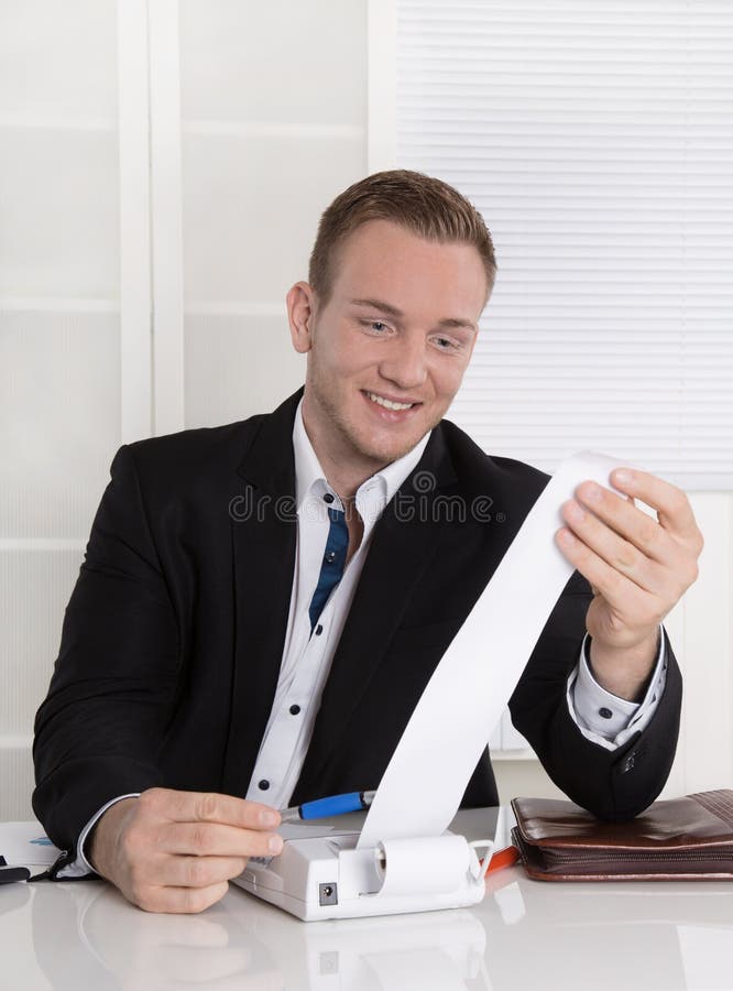 Empresario feliz que mira el rollo de papel: concepto para aumentar foto de archivo libre de regalías Empresario feliz que mira el rollo de papel: concepto para aumentar foto de archivo libre de regalías