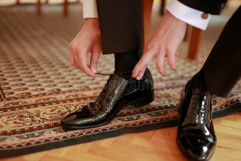 O Novio Vestiéndose Con Zapatos Elegantes de archivo - Imagen de mano, fondo: 206813765