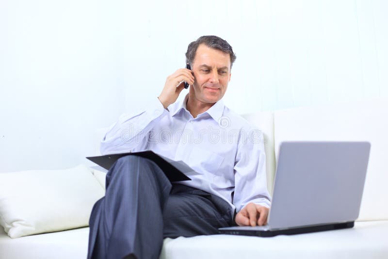Empresario que trabaja de la mirada casera imagenes de archivo Empresario que trabaja de la mirada casera imagenes de archivo