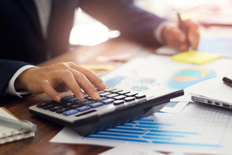 Empresario que utiliza una calculadora para calcular el presupuesto, pagos, financiación empresarial y concepto de banca contable