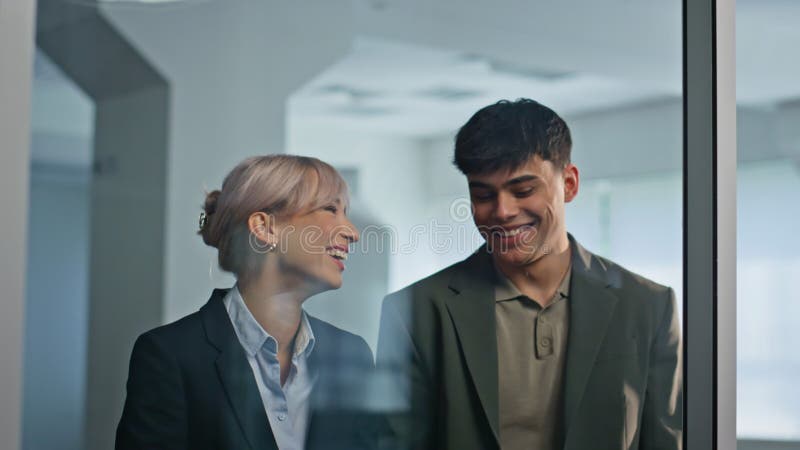 Empresario risible hablando juntos en un armario de la oficina almacen de video