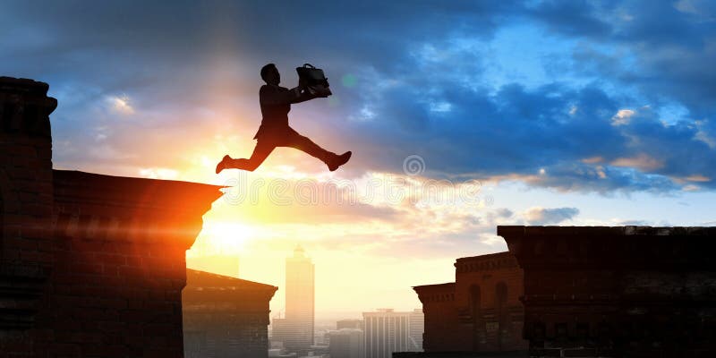 Empresario salta por encima del salto. Medios mixtos foto de archivo