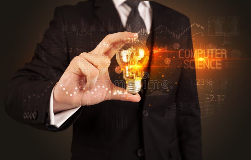 Empresario sosteniendo una bombilla. Empresario sosteniendo bombilla con la inscripción de la ciencia de la computación concepto de tecnología de negocios