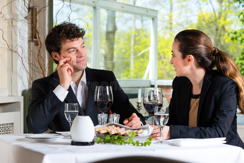 Empresarios Que Almuerzan En Restaurante Foto De Archivo Imagen De