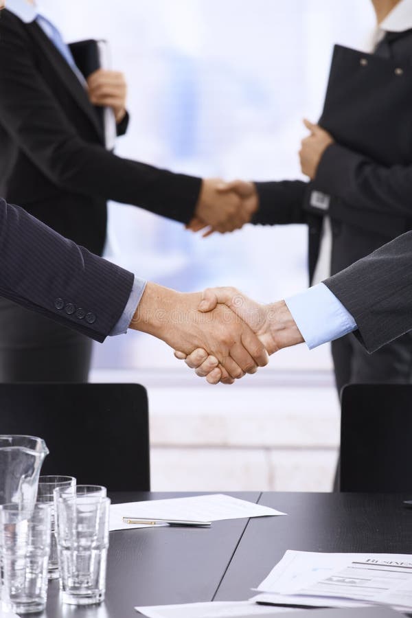 Empresarios que sacuden las manos foto de archivo Empresarios que sacuden las manos foto de archivo