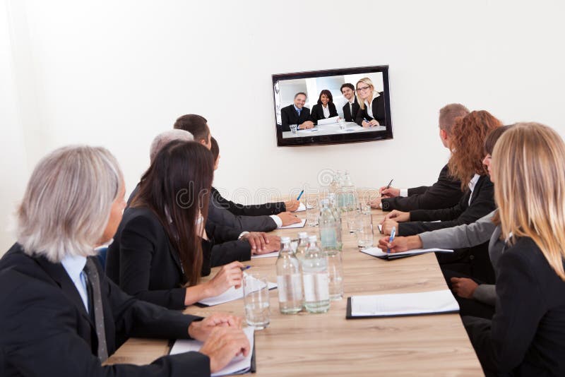 Empresarios que se sientan en la mesa de reuniones imagen de archivo libre de regalías Empresarios que se sientan en la mesa de reuniones imagen de archivo libre de regalías