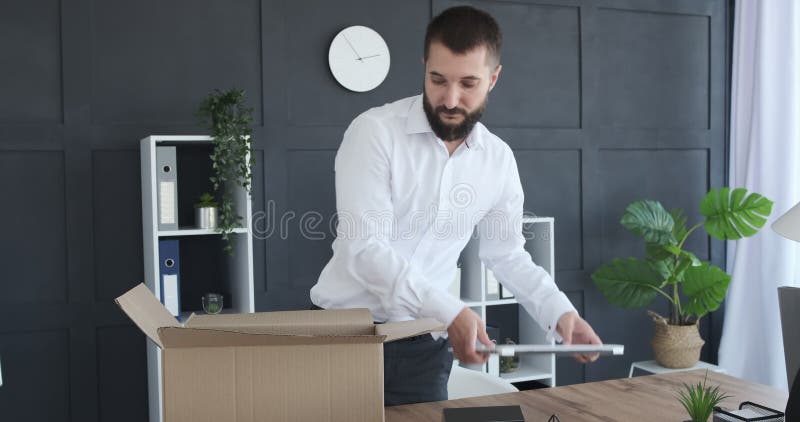 Empresarios terminando el trabajo y embalando las pertenencias en caja