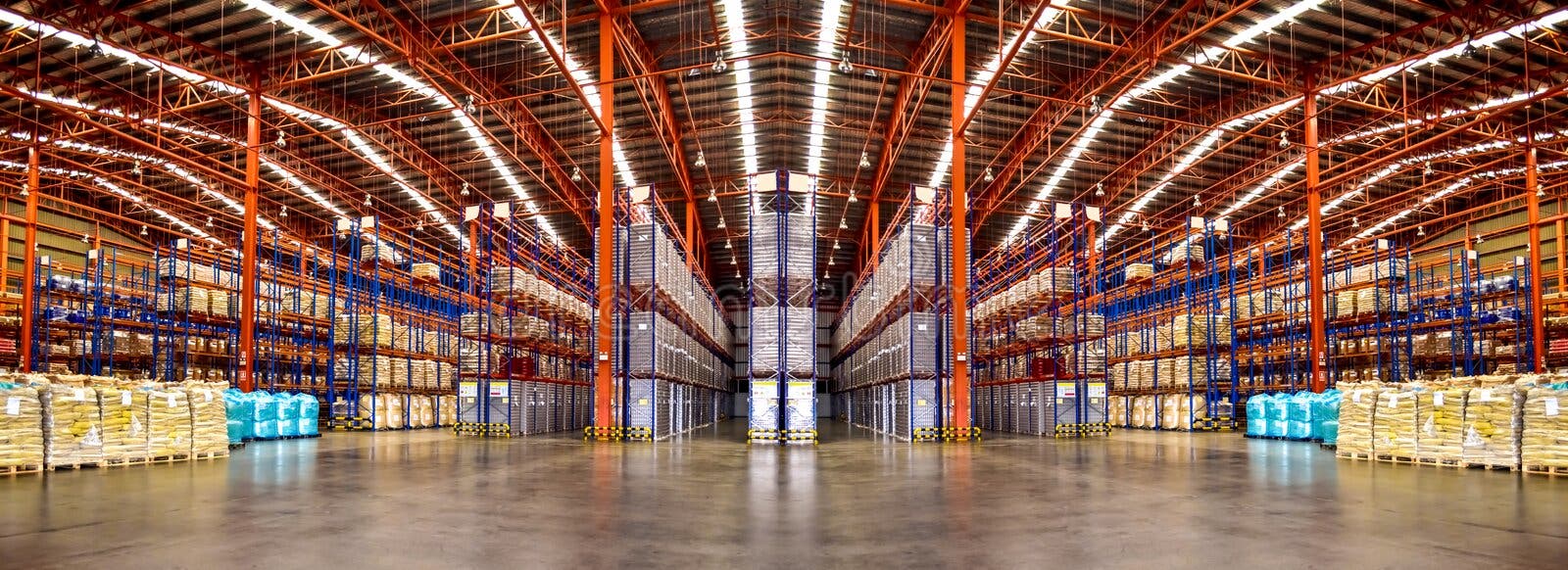Empresas industriales y logísticas de almacén. almacén comercial. enorme almacén de distribución con estantes altos. Empresas industriales y logísticas de almacén. almacén comercial. enorme almacén de distribución con estantes altos.