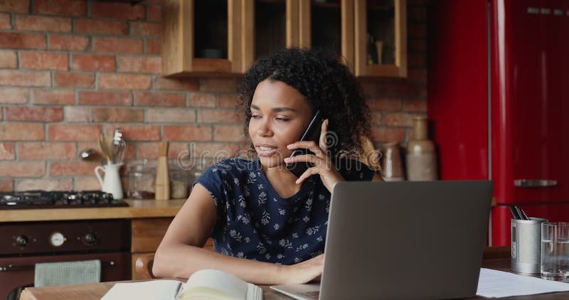 Empresária africana fala na cela sentada por computador em casa