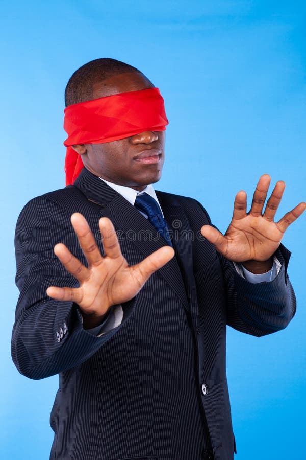 Empresário africano vendado foto de stock