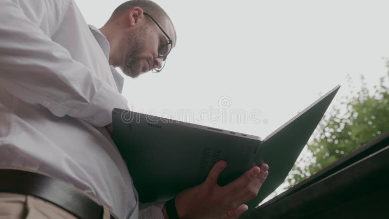 Empresário com laptop na rua