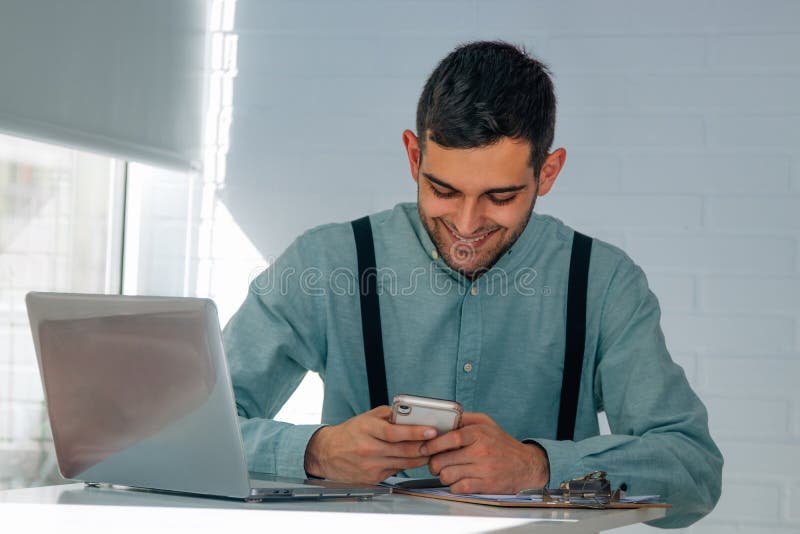 Empresário com telefone celular e computador foto de stock royalty free