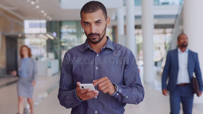 Empresário de corrida mista usando smartphone