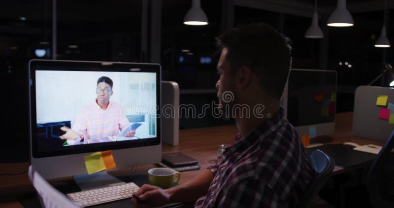 Empresário fazendo videoconferência em um escritório moderno