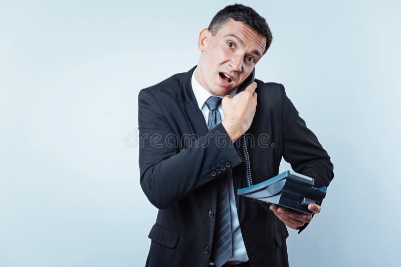Empresário masculino ocupado que fala no telefone fotos de stock Empresário masculino ocupado que fala no telefone fotos de stock