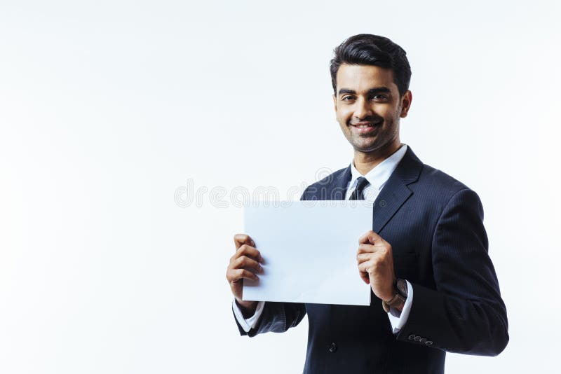Empresário que guarda o sinal branco imagem de stock royalty free Empresário que guarda o sinal branco imagem de stock royalty free