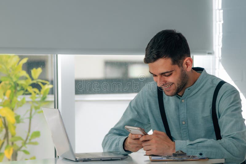 Empresário que trabalha no escritório imagens de stock royalty free