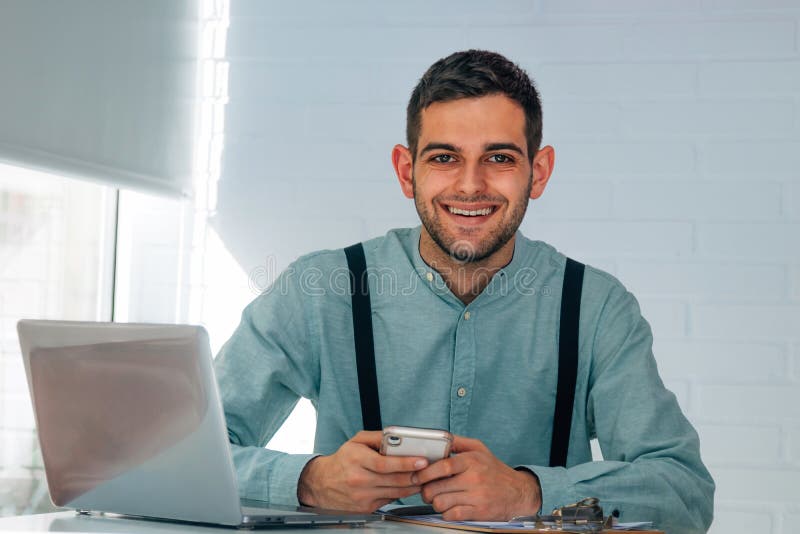 Empresário que trabalha no escritório fotos de stock