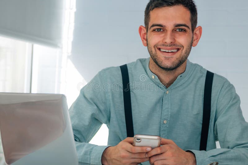 Empresário que trabalha no escritório imagens de stock royalty free