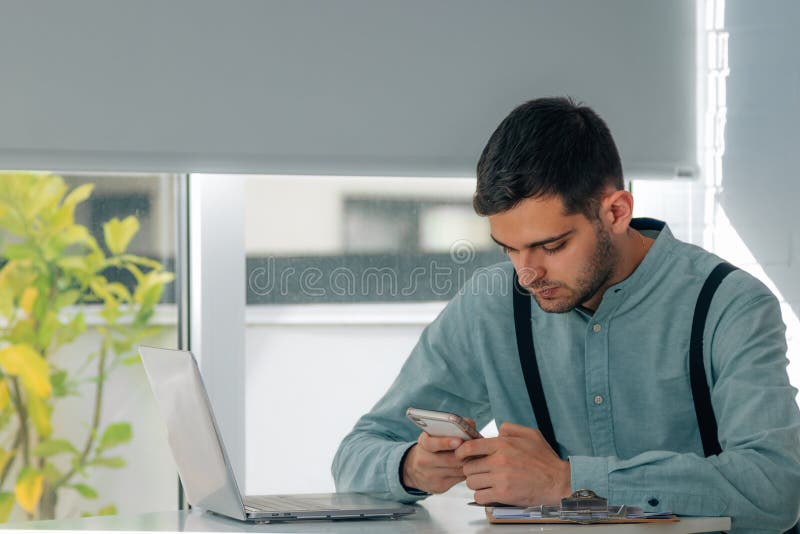 Empresário que trabalha no escritório fotografia de stock