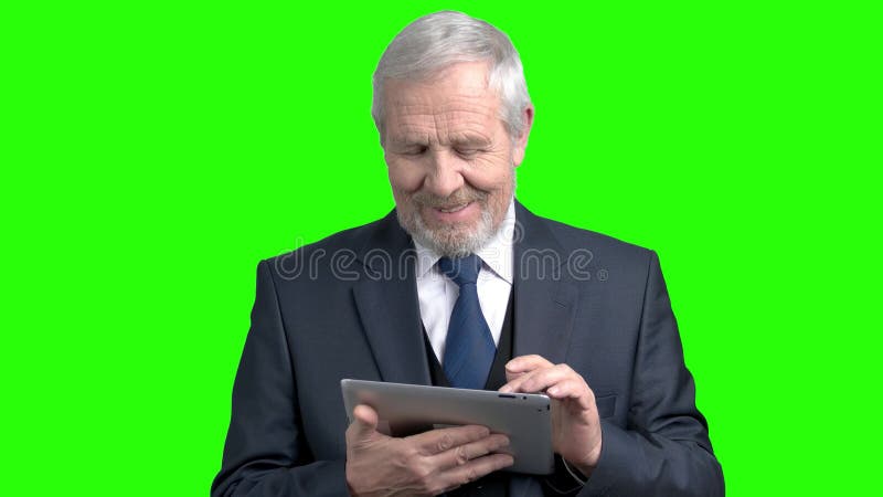 Empresário superior alegre com tabuleta do PC video estoque