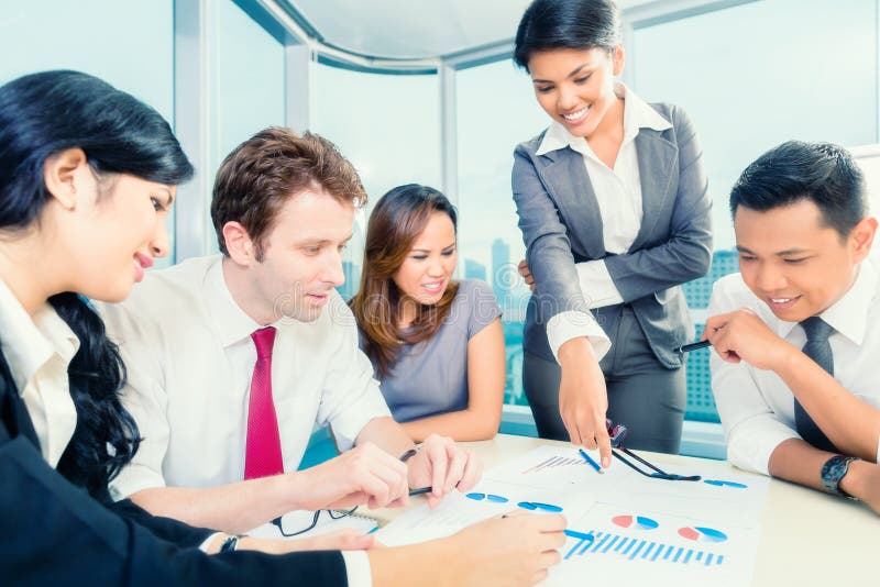Empresários asiáticos que têm a reunião no escritório imagem de stock royalty free Empresários asiáticos que têm a reunião no escritório imagem de stock royalty free