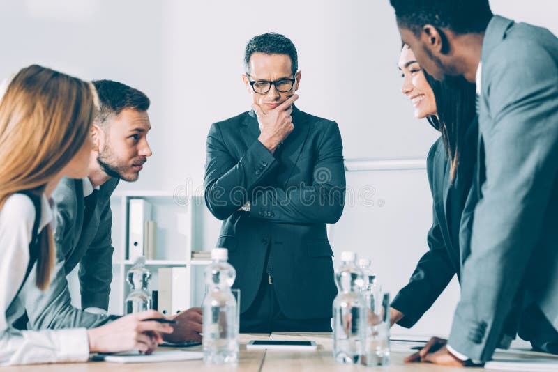 empresários bem sucedidos multi-étnicos que têm a conversação imagem de stock empresários bem sucedidos multi-étnicos que têm a conversação imagem de stock