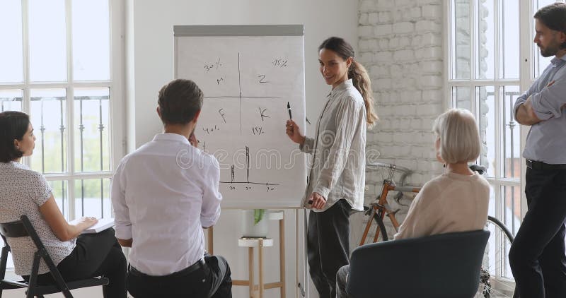 Empresários concentrados ouvindo jovens mulheres mestiças.