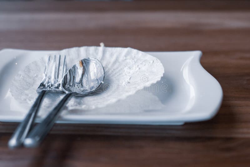 Hond voertuig verwijzen Empty Cake Plate Left only Paper Tray and Silverware Cover with Stock Photo - Image of pastry, finished: 123471058 Hond voertuig verwijzen Empty Cake Plate Left only Paper Tray and Silverware Cover with Stock Photo - Image of pastry, finished: 123471058