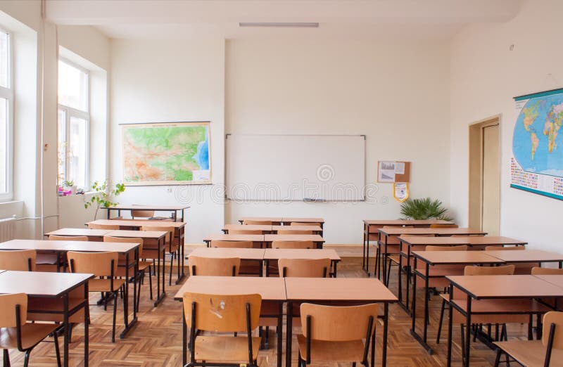 Vacío la clase de madera mesas a sillas, mapas a blanco lámina.