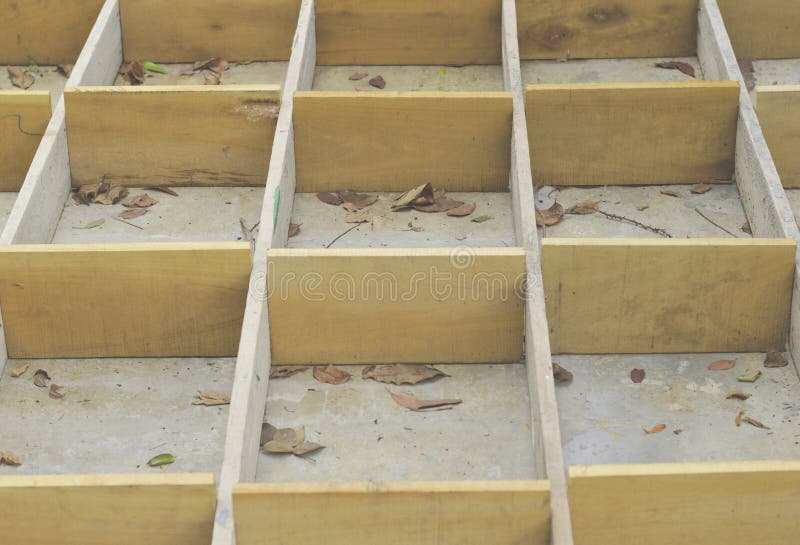 Empty crates on concrete floors, dry leaves Concrete formwork, wooden box, yellow wooden box, stock images Empty crates on concrete floors, dry leaves Concrete formwork, wooden box, yellow wooden box, stock images