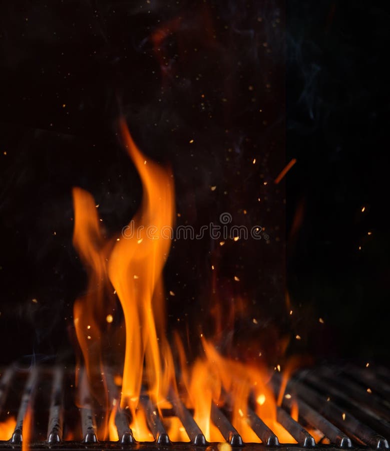 Grilaj cărbune cu flacără liberă cu foc deschis cu spațiu de copiere. royalty free stock image