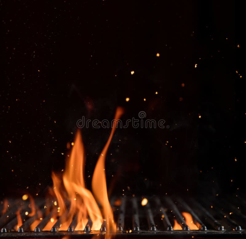 Grilaj cărbune cu flacără liberă cu foc deschis cu spațiu de copiere. stock photography