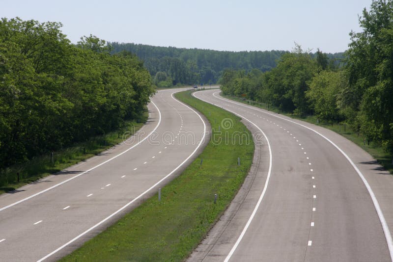 Carretera a través de Bosque vacío rayas.