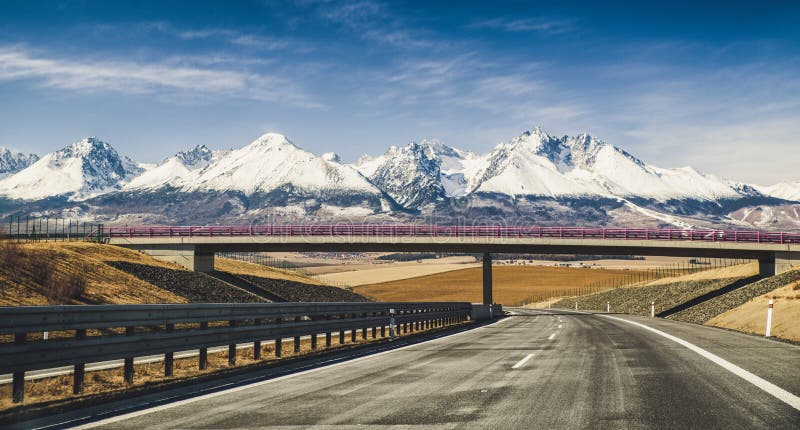 Prázdná dálnice a Tatry, Slovensko