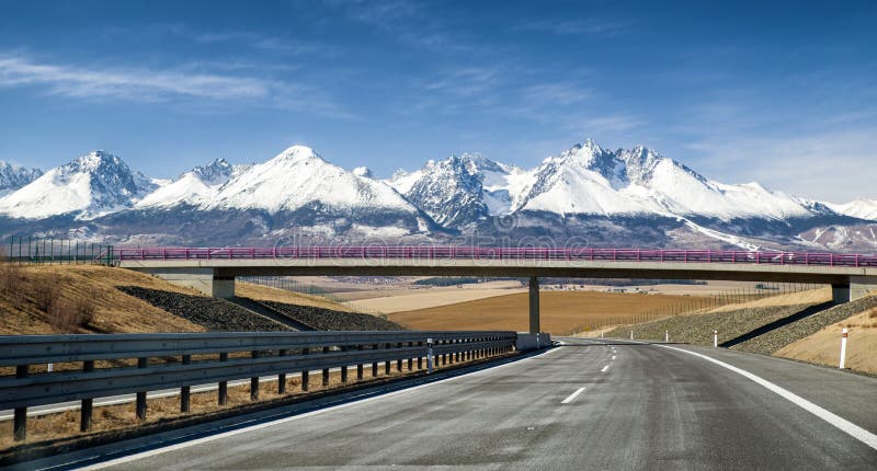 Prázdna diaľnica a Tatry, Slovensko