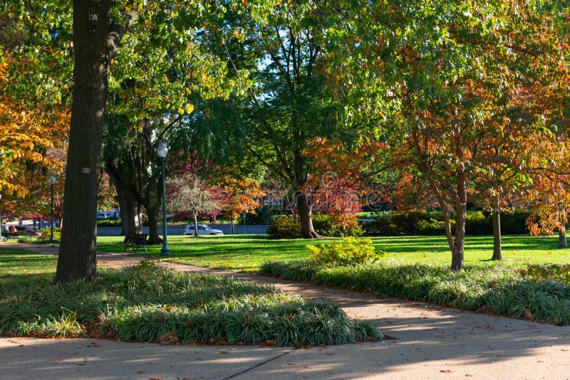 Empty Park im East End Gebiet von Washington D.C. C mit bunten Pflanzen und Bäumen im Herbst lizenzfreies stockbild Empty Park im East End Gebiet von Washington D.C. C mit bunten Pflanzen und Bäumen im Herbst lizenzfreies stockbild