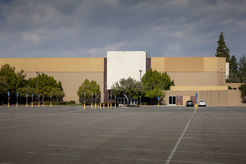 Closed Department Store at Westfield Old Orchard Mall, Skokie, Illinois  Editorial Stock Photo - Image of skokie, north: 122622623