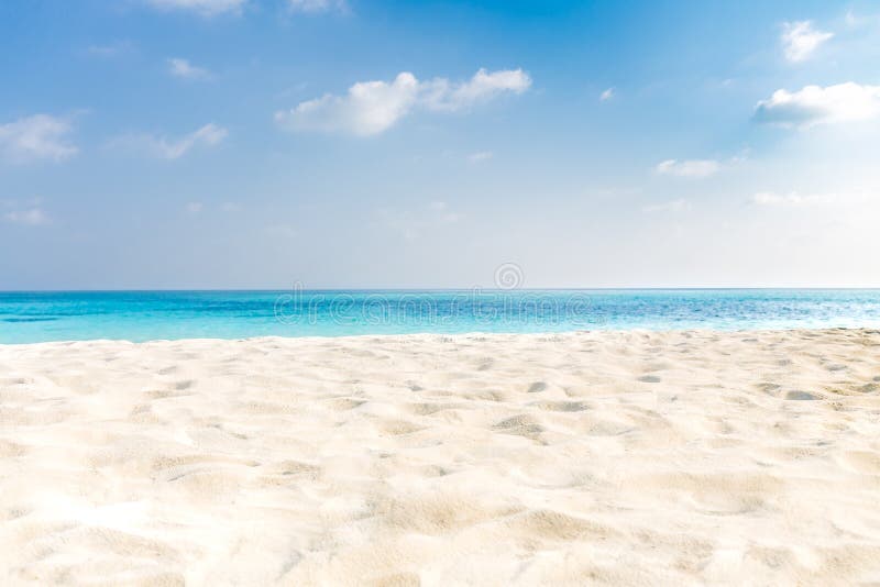 Tropicale Spiaggia, sabbioso Spiaggia, cielo blu nuvole.