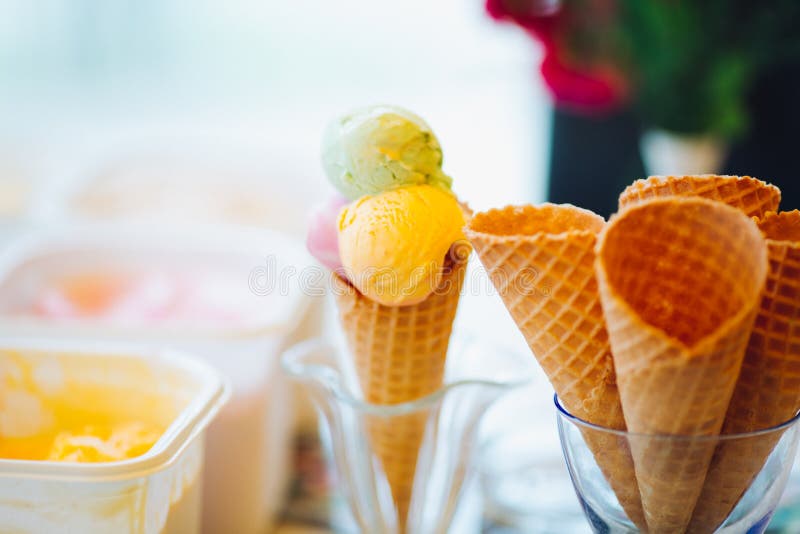 https://thumbs.dreamstime.com/b/empty-waffle-cone-glass-ice-cream-close-up-tasty-sweet-forms-cafe-bar-perfect-summer-heat-concept-food-desert-141620992.jpg