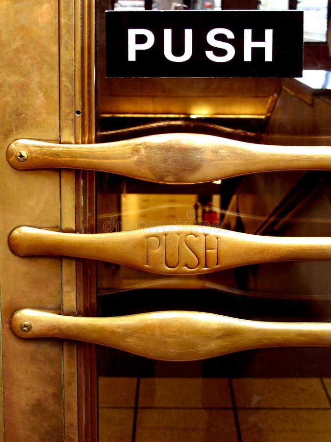 Empuje la maneta de puerta de cobre amarillo imágenes de archivo libres de regalías Empuje la maneta de puerta de cobre amarillo imágenes de archivo libres de regalías