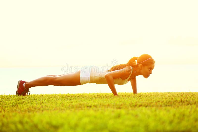 Empurre levanta ou a imprensa levanta o exercício pela jovem mulher fotos de stock Empurre levanta ou a imprensa levanta o exercício pela jovem mulher fotos de stock