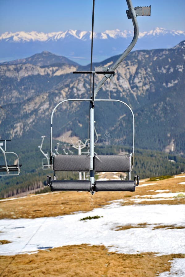Prázdná sedačková lanovka v lyžařském středisku za slunečného letního dne