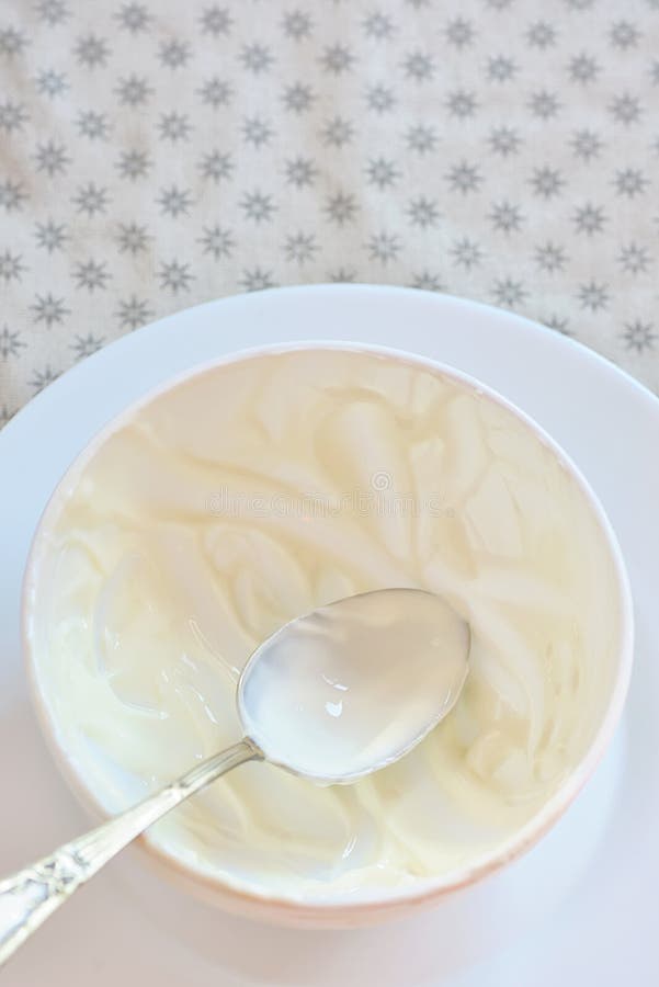 Emty keramisk bunke av vit yoghurt arkivfoto Emty keramisk bunke av vit yoghurt arkivfoto