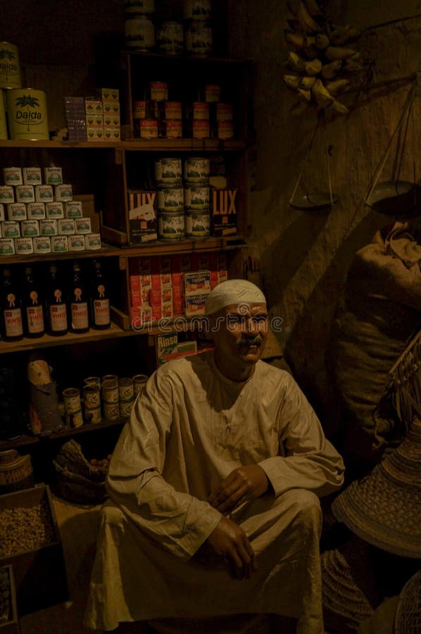 En affärsman från det förgångna historiska museet i Dubai UAE Dubai Sommar 2016 royaltyfria bilder En affärsman från det förgångna historiska museet i Dubai UAE Dubai Sommar 2016 royaltyfria bilder