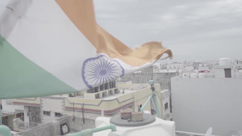En agitant le drapeau indien sur un toit d'un bâtiment banque de vidéos