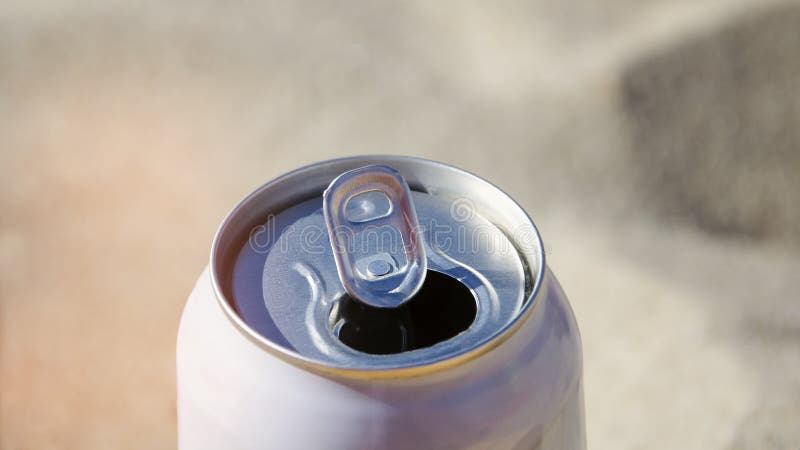 En aluminiumölburk står på den varma sanden av stranden fotografering för bildbyråer En aluminiumölburk står på den varma sanden av stranden fotografering för bildbyråer