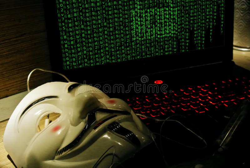 En anonym en hacker försöker att knäcka skyddet för operativsystem` s arkivfoton En anonym en hacker försöker att knäcka skyddet för operativsystem` s arkivfoton
