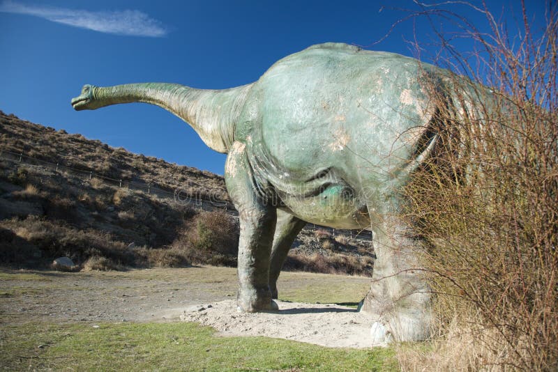 En arrière de la grande poupée de dinosaur image libre de droits En arrière de la grande poupée de dinosaur image libre de droits