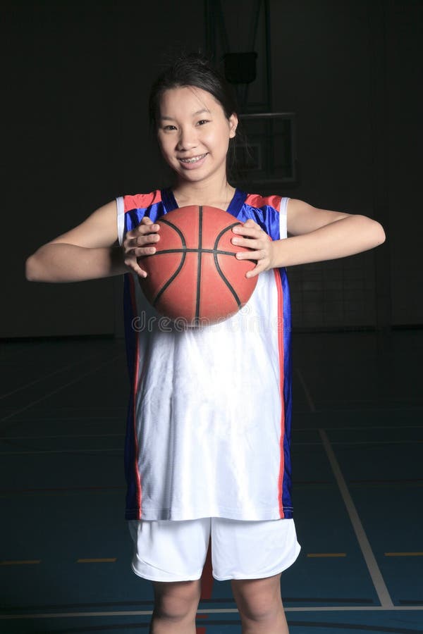 En asiatisk basketspelare i gymnasefält royaltyfria bilder En asiatisk basketspelare i gymnasefält royaltyfria bilder